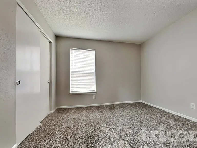 10428 Kensington Way — Photo 12