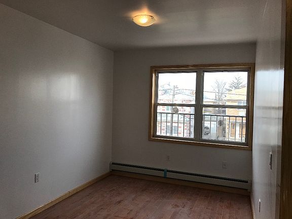 4th image of 211 Bay 11th St #2