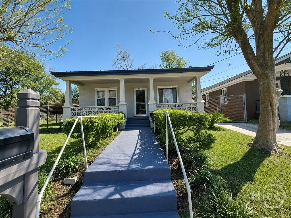 3 bed, 1.0 bath, 1042 sqft, $1,600 — Photo 1