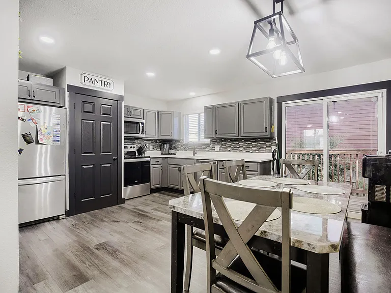 2101 Wedgewood Ct — Photo 1