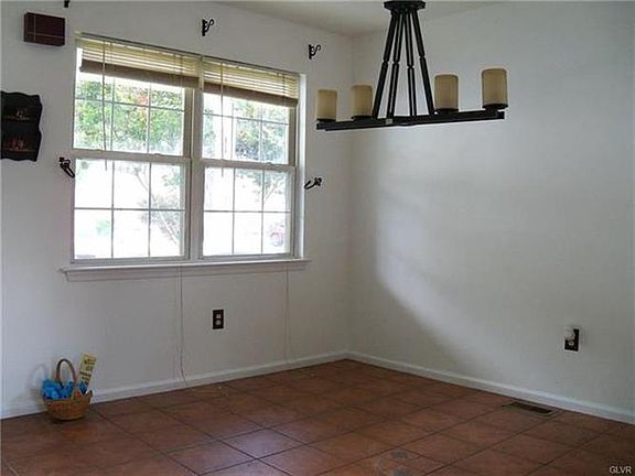 4th image of 122 Frank Dr