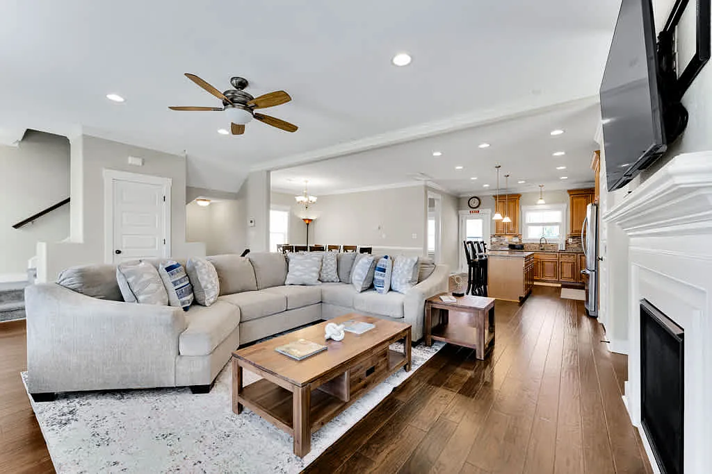 4 bed, 2619 sqft, $6,000 — Photo 1