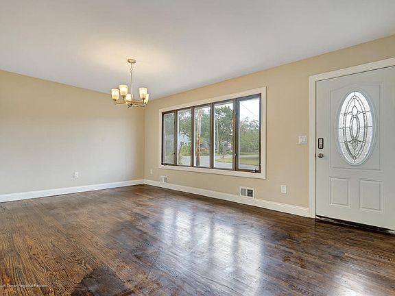 3rd image of 84 Rosewood Dr