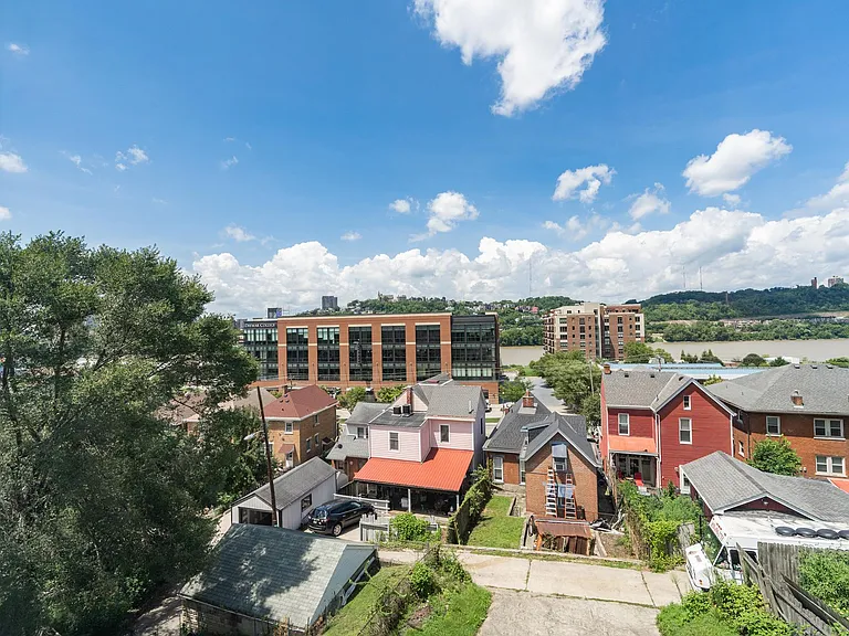 131 Ross Ave — Photo 3