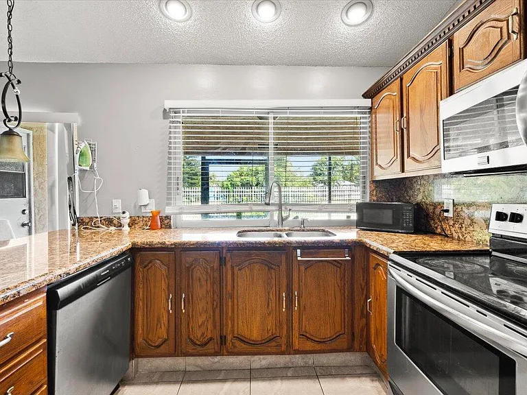 13482 Columbine Ave — Photo 9