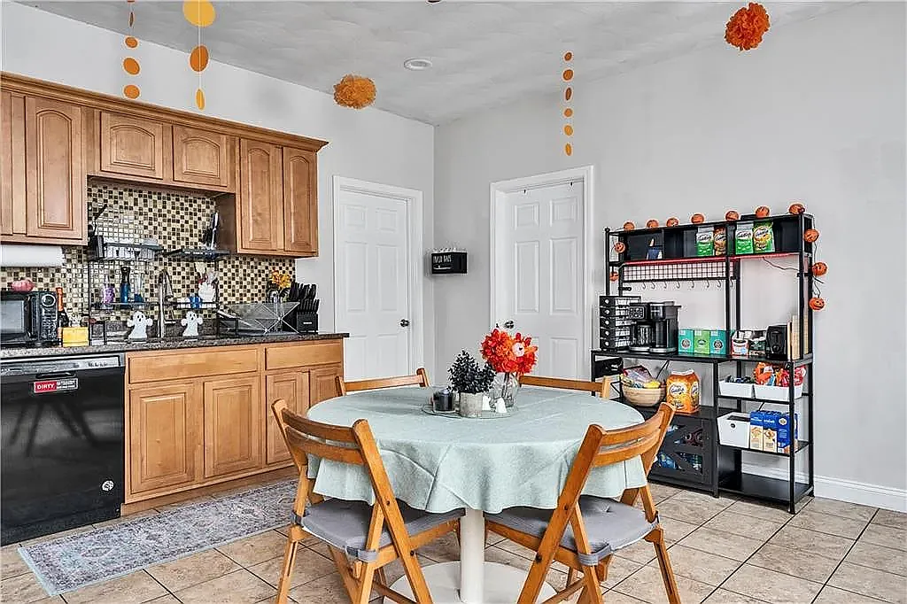 3 bed, 1100 sqft, $2,100 — Photo 1