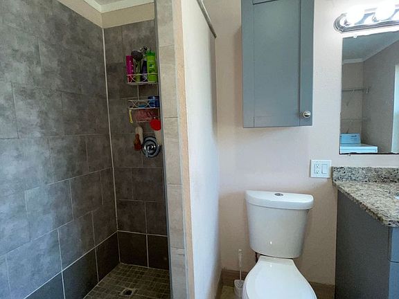 4th image of 2420 Franklin St #5