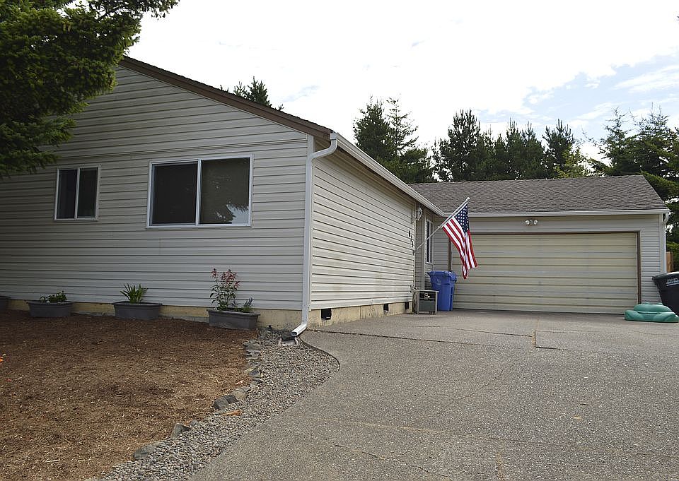 1st image of 825 SE Bird Ave