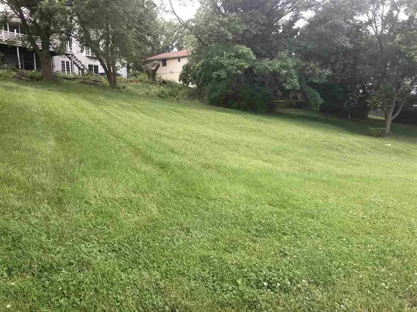 1918 Quail Hollow Rd, Pekin, IL 61554