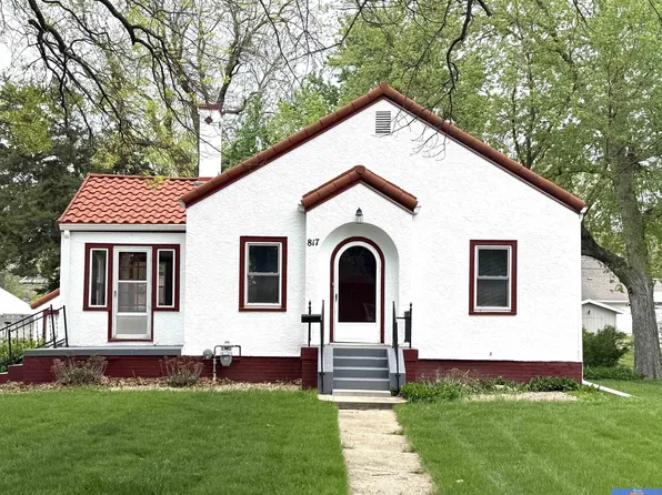 817 N 12th St, Beatrice, NE 68310