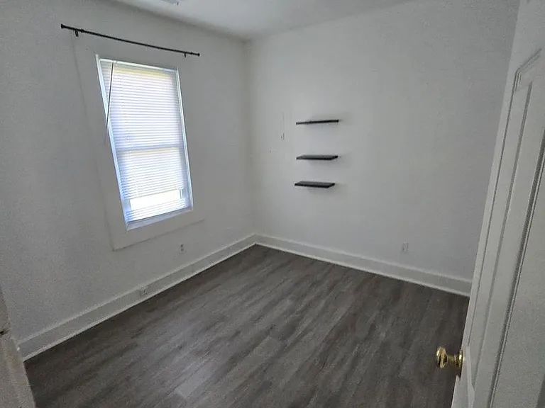 539 NE Lake St — Photo 7