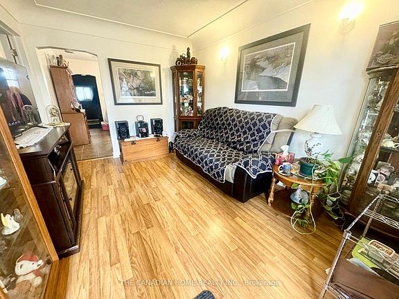 5th image of 611 Rennie St