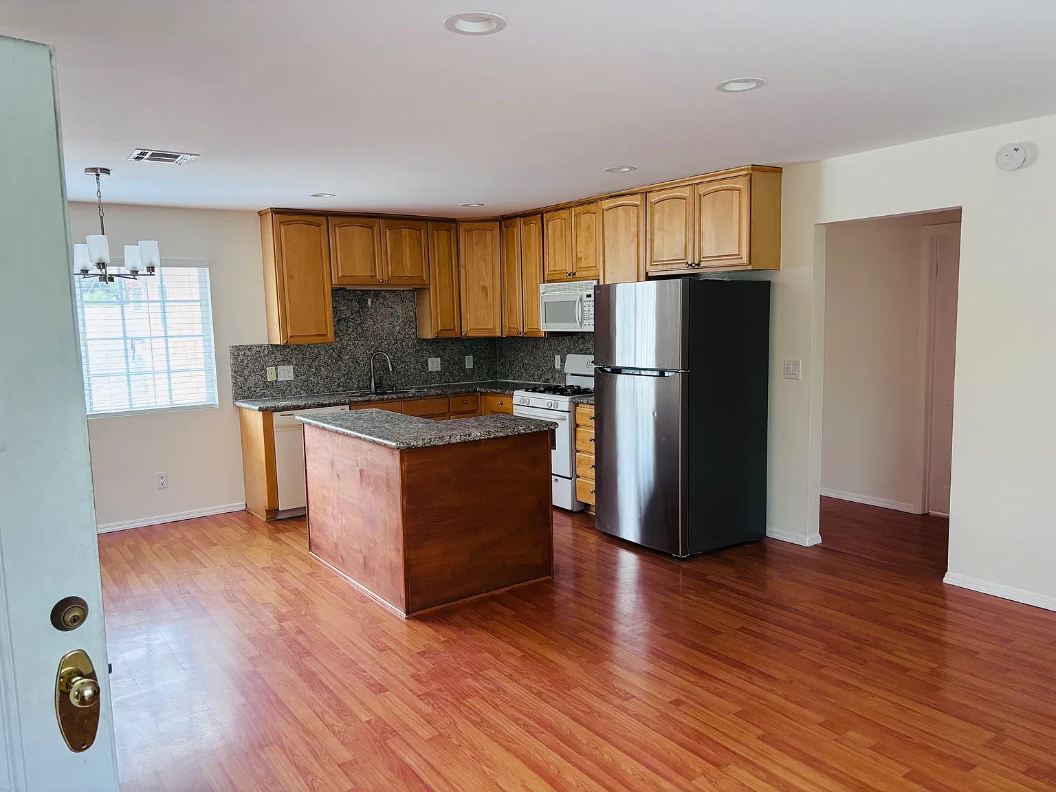 3 bed, 1250 sqft, $3,100 — Photo 1
