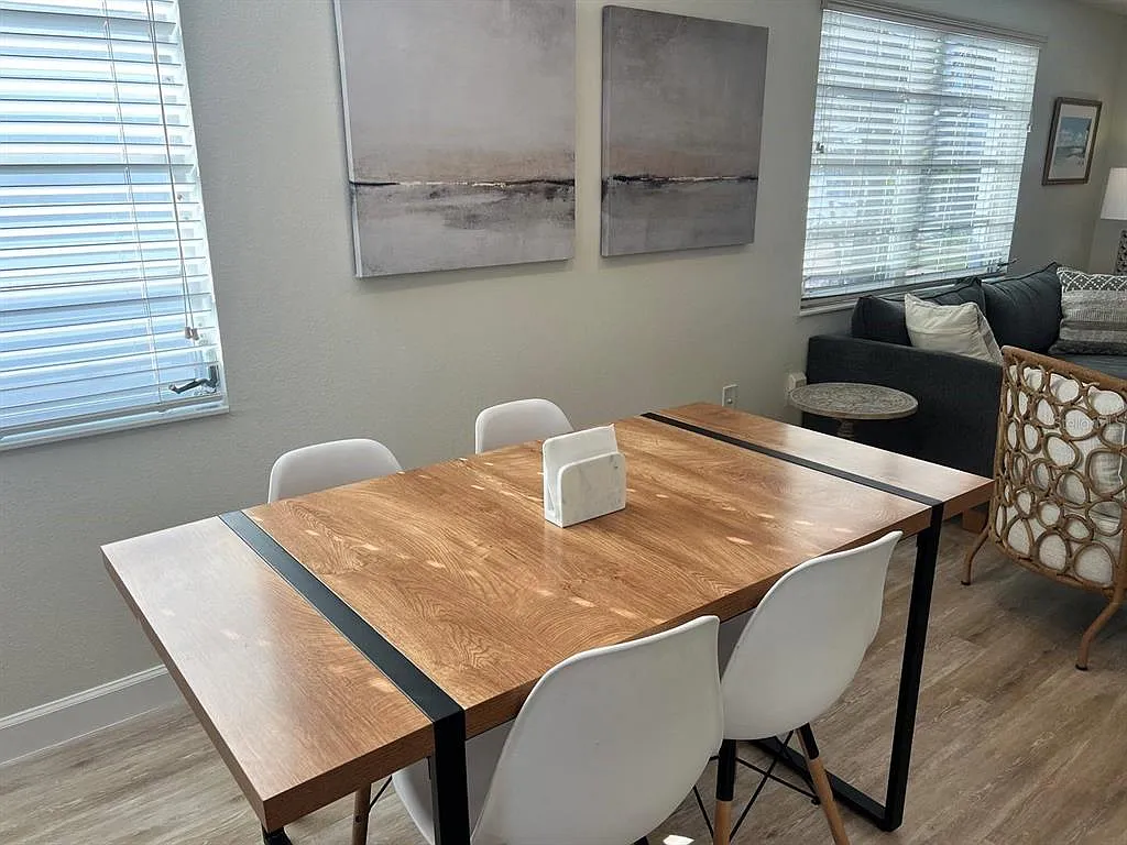 2 bed, 1.0 bath, 780 sqft, $8,370 — Photo 2