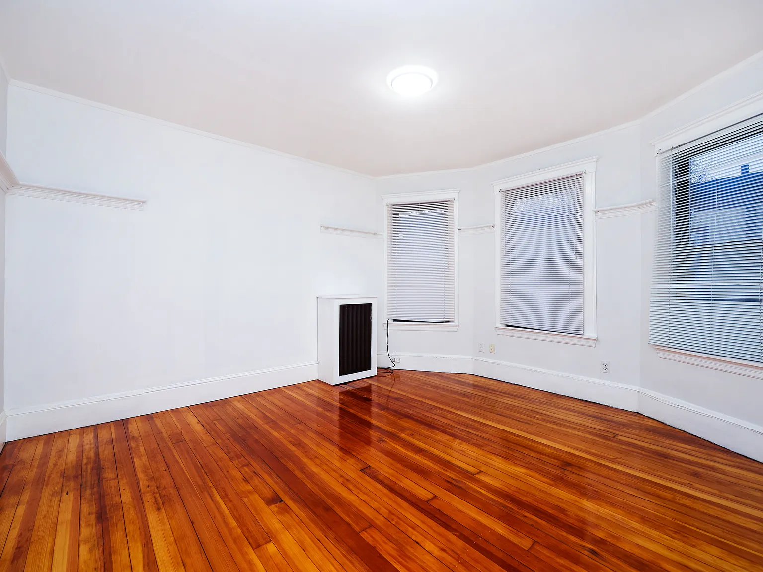 3 bed, 1300 sqft, $4,400 — Photo 2