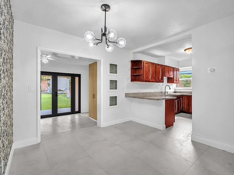 2230 SW 19th St — Photo 13