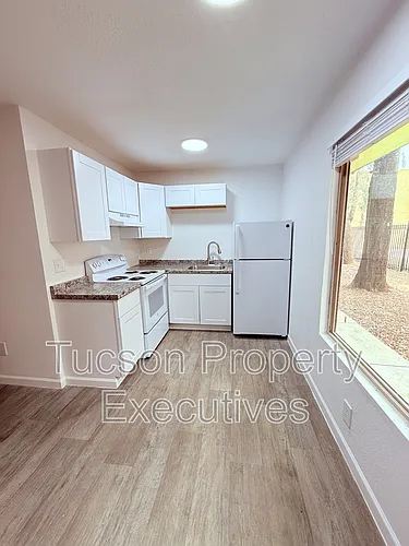 3810 E Monte Vista Dr Photo 1