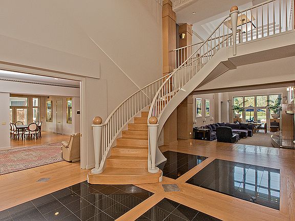 3rd image of 40 Brandon Ct