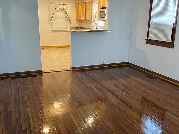 3rd image of 904 E 12th St