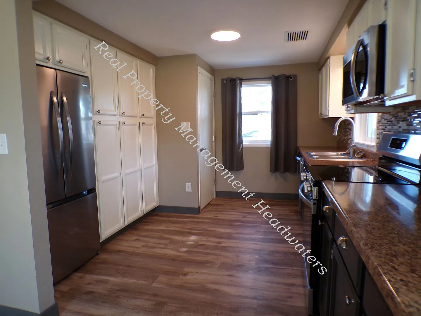 2 Bedroom 1 Bath House for Rent - Pet Friendly — Photo 3