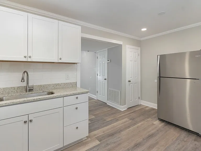 300 Holly Cir — Photo 6