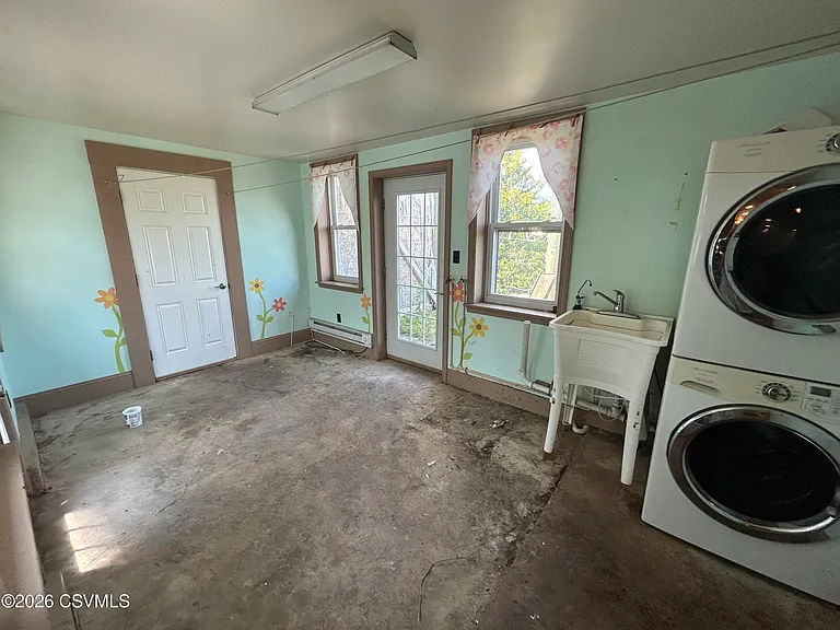 687 Hanselman Rd — Photo 37