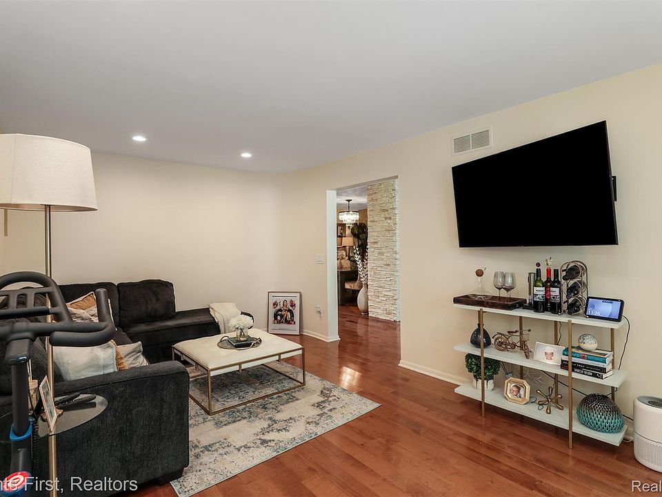 7589 Danbury Cir, photo 3