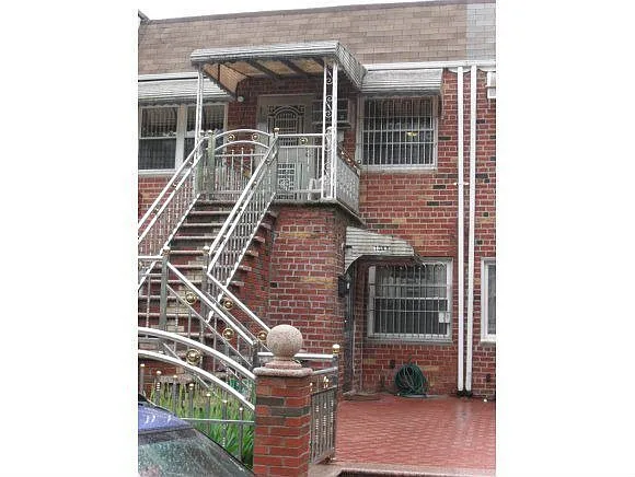 1048 E 100th St photo 1