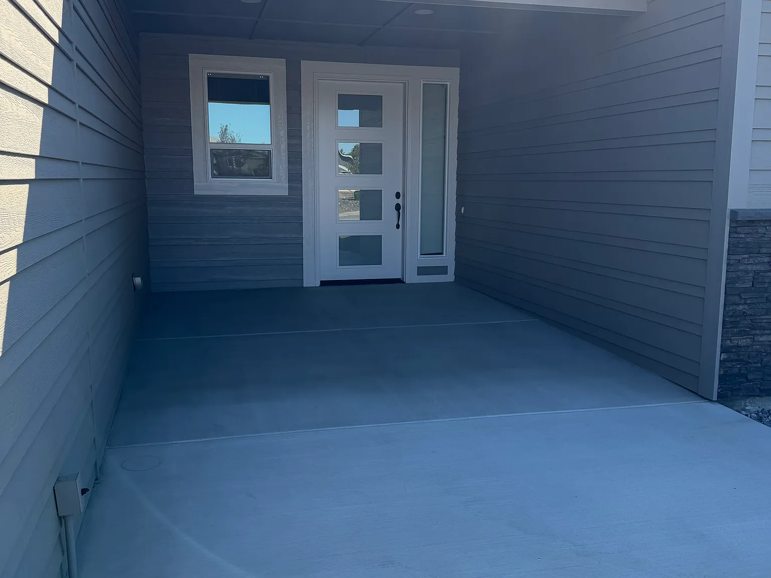 3 bed, 2.5 bath, 2300 sqft, $3,200 — Photo 2