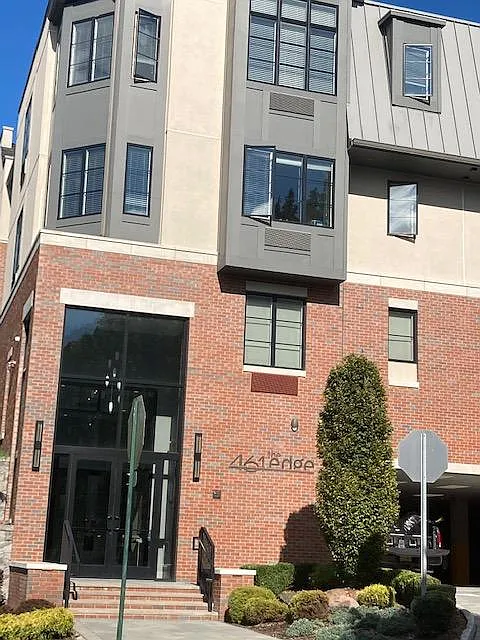 Photo 2 of 20 - 461 Palisades Blvd #202 - Fort Lee, NJ front entrance - 461 Palisades Blvd #202