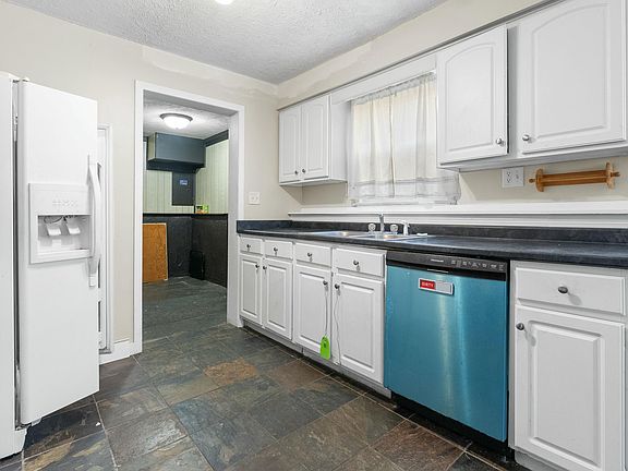4th image of 635 N Wenger Ave