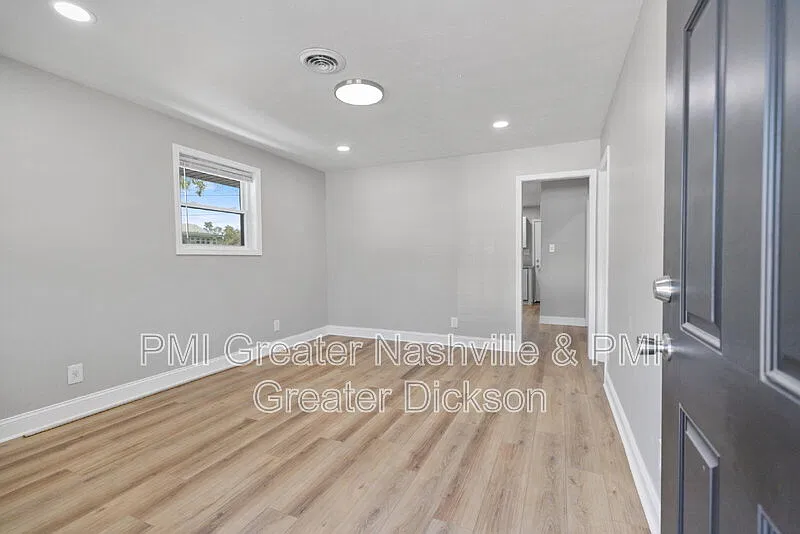 2 bed, 1.0 bath, 800 sqft, $1,300 — Photo 3