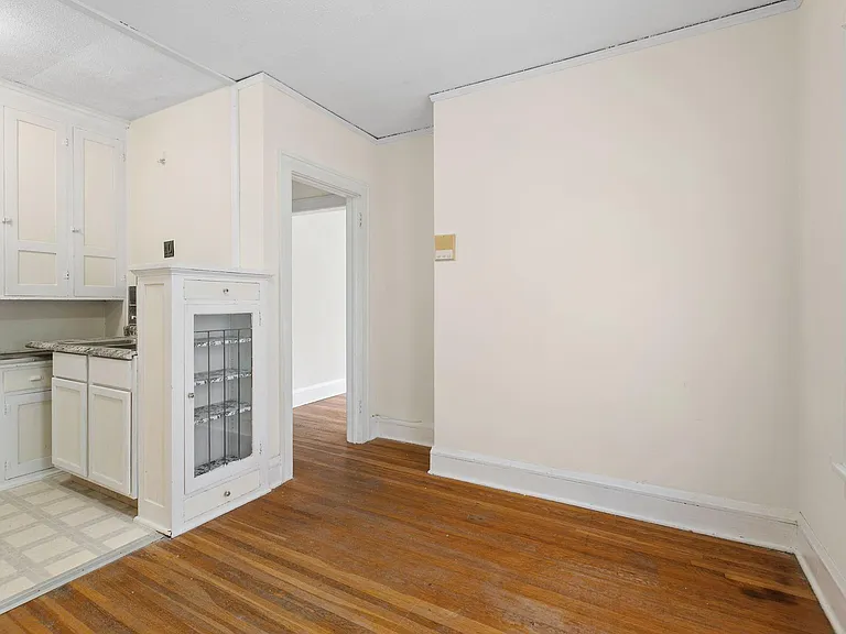 Emmerson Terrace Apartments — Photo 9