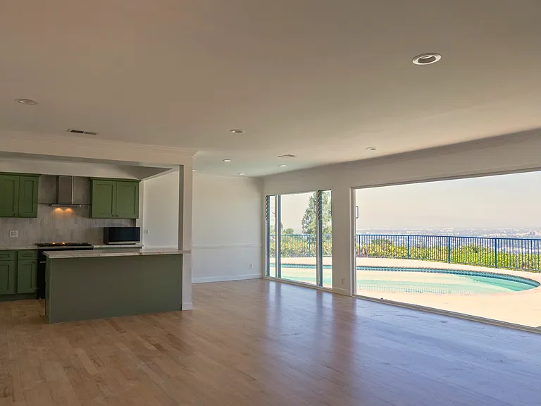 3710 Glenridge Dr — Photo 1