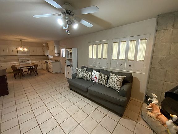 4th image of 711 W Hervey Dr