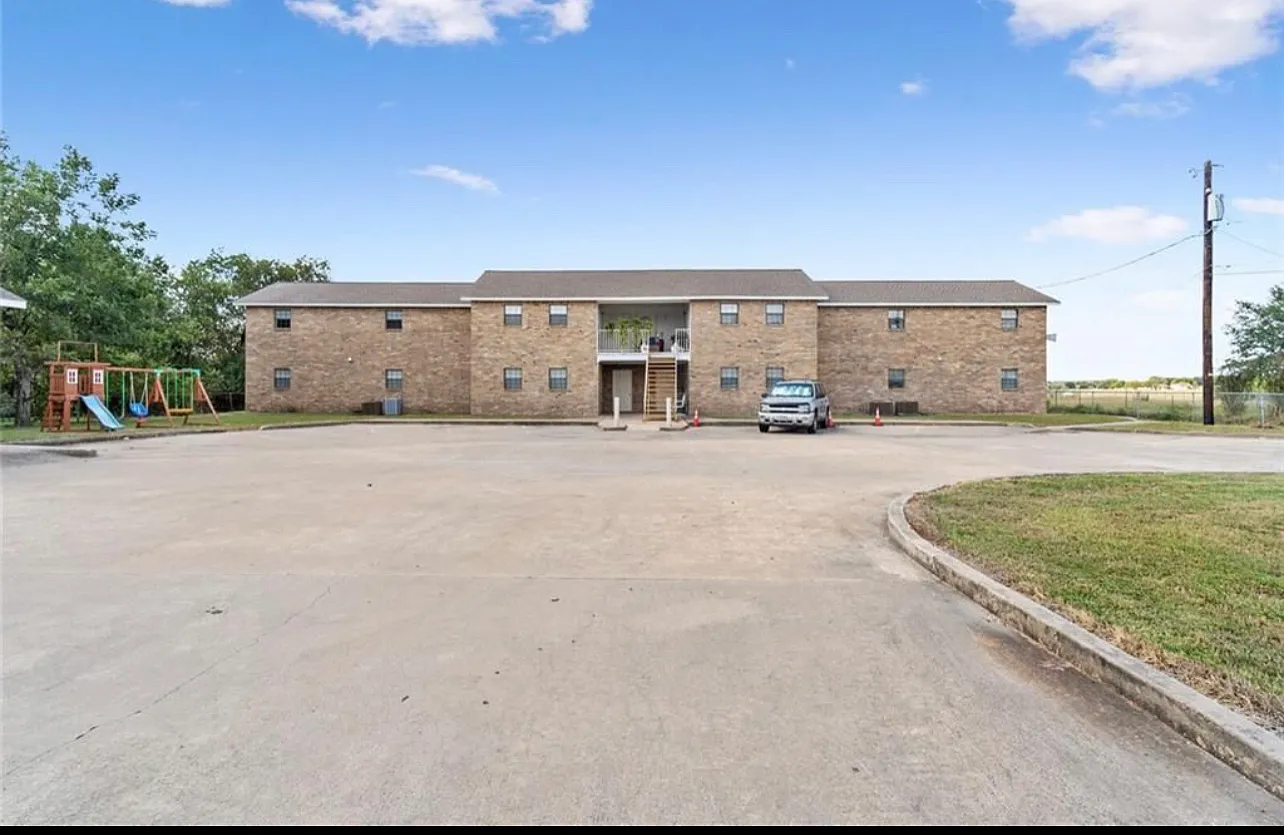 3 bed, 2.0 bath, 1500 sqft, $1,300 — Photo 1