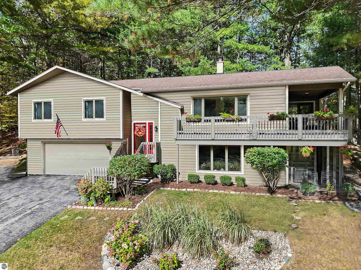 2221 Kaukauna Ct photo 1