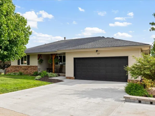 223 Ridgewood Dr, Council Bluffs, IA 51503