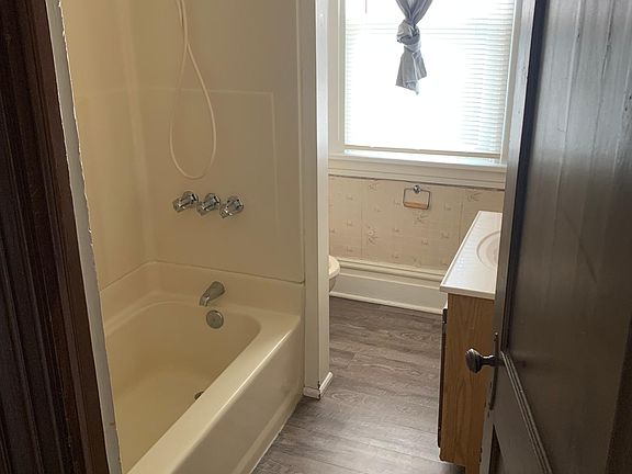 3rd image of 900 E Pearl St #2