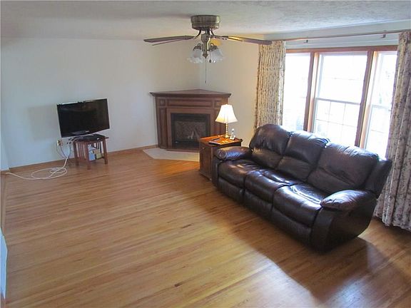 4th image of 84 Charleswood Dr