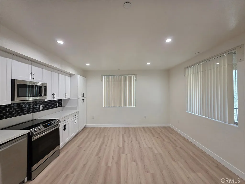 Studio, 400 sqft, $1,695 — Photo 3