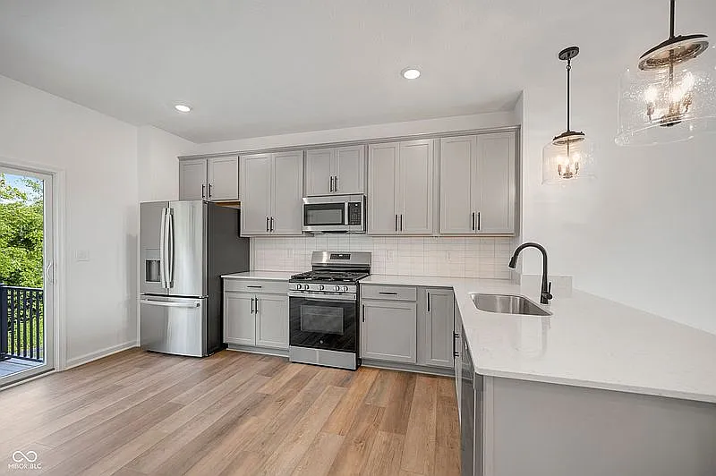 3 bed, 1605 sqft, $2,545 — Photo 3