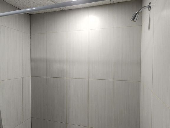 4th image of 2101 W Montrose Ave #G