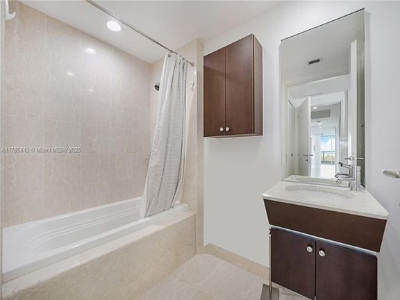 4th image of 2627 Bayshore Dr #801