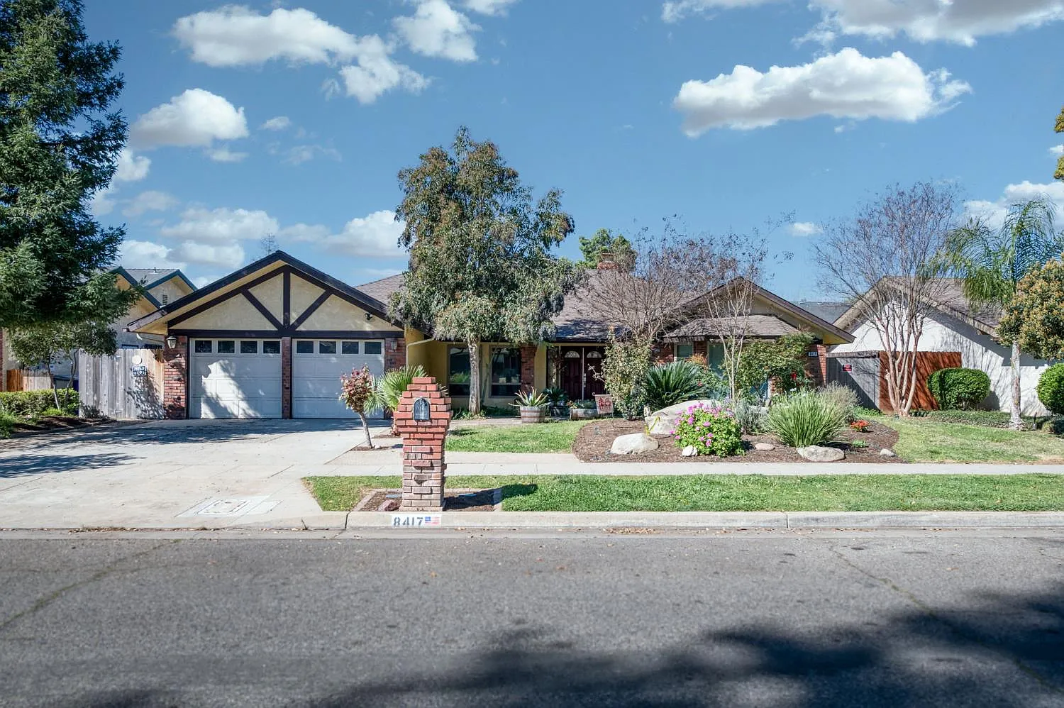 8417 N Del Mar Ave photo 1