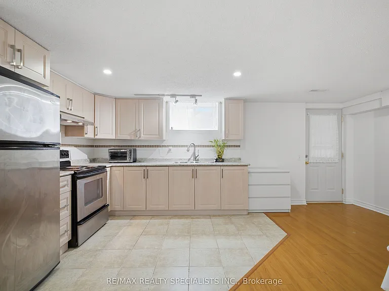 1036 Caven St — Photo 14