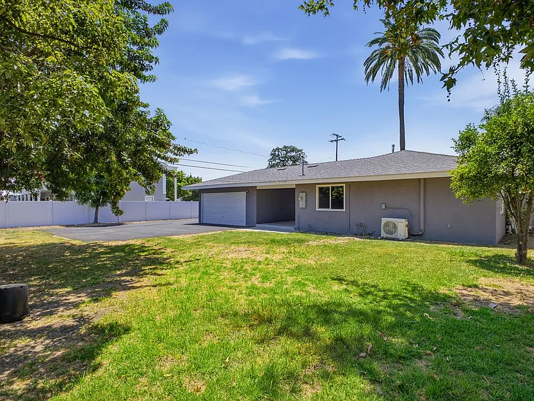 1076 El Campo Dr — Photo 11