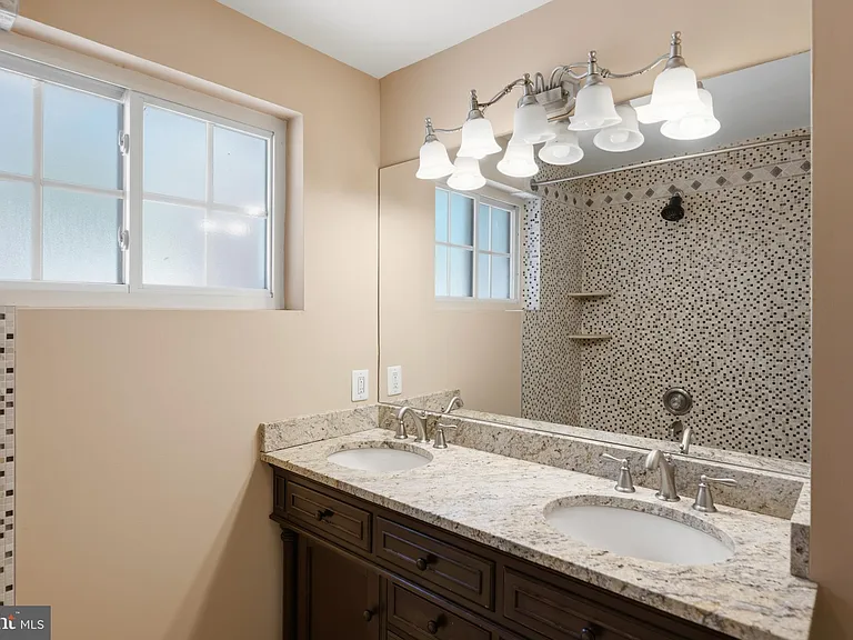 214 E University Pkwy — Photo 39