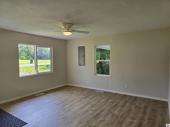 4th image of 3701 Benton Rd