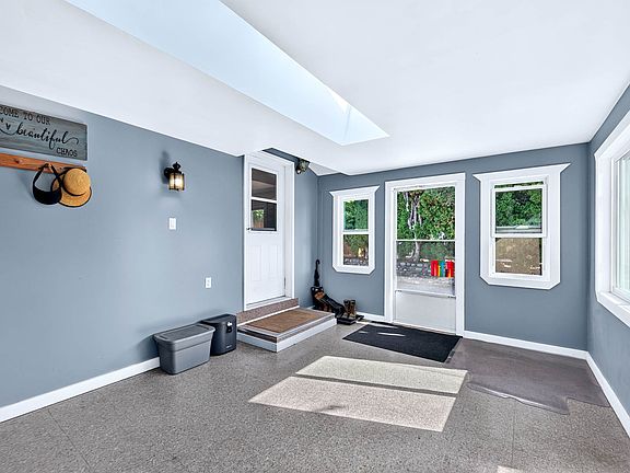 3rd image of 367 Robson St